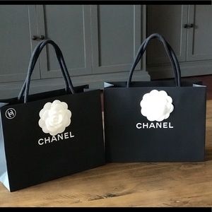 CHANEL Paper Shopping Bags (A set of two) 💯auth